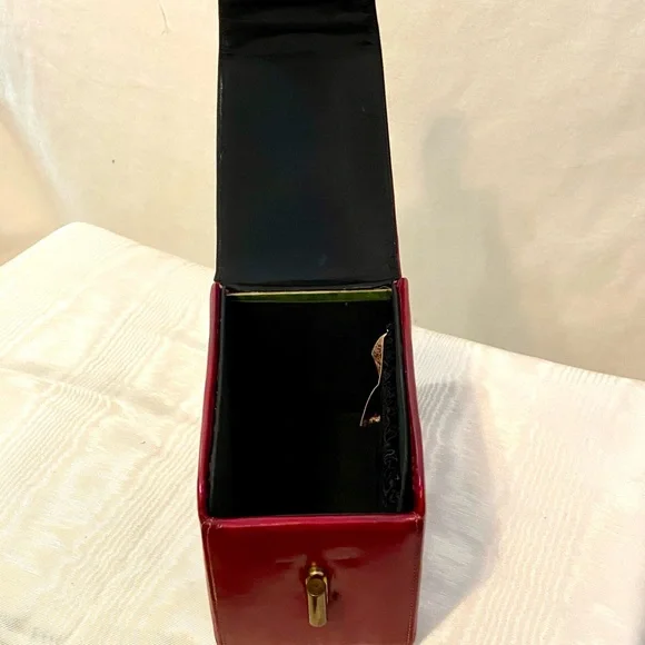 1950s Retro Vintage red leather evening purse. Very unique designer purse. - Picture 4 of 5